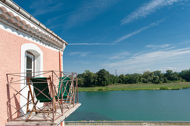 Chambre avec balconnet  et vue sur Rhône.